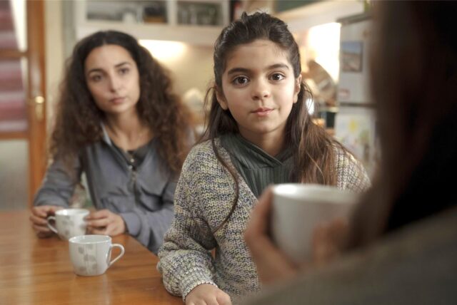 Eine Szene aus der Polizeiruf-Folge Widerfahrnis: Die Schauspielerinnen Rona Özkan und Soraya Maria Efe aus Dortmund sitzen an einem Küchentisch.