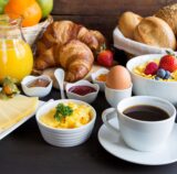 Frühstücksbuffet mit Rührei, Croissants, Kaffee und Brötchen