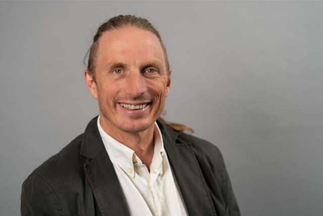 Marc Ossau tritt bei den Kommunalwahlen 2025 als Kandidat der Bürgerliste für das Amt des Dortmunder Oberbürgermeisters an.
