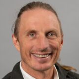 Marc Ossau tritt bei den Kommunalwahlen 2025 als Kandidat der Bürgerliste für das Amt des Dortmunder Oberbürgermeisters an.