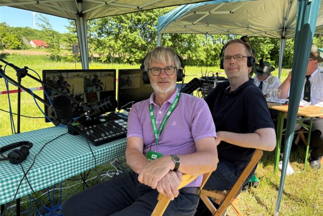 Stefan Korte (r.) und Thomas Brysch sitzen beim Polsumer Schützenfest an einem Moderatorentisch.