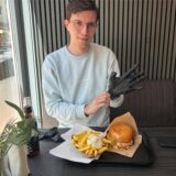 WZ-Autor Valentin Schneider sitzt auf einer Sitzbank bei ToksFood in Waltrop.