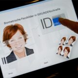 Ein Screen zeigt eine digitale Passfoto-Bearbeitung