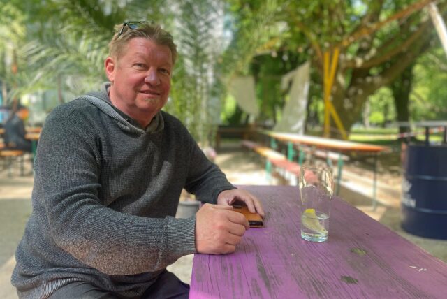 Klaus Erdmann sitzt an einer Bierzeltgarnitur.
