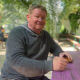 Klaus Erdmann sitzt an einer Bierzeltgarnitur.