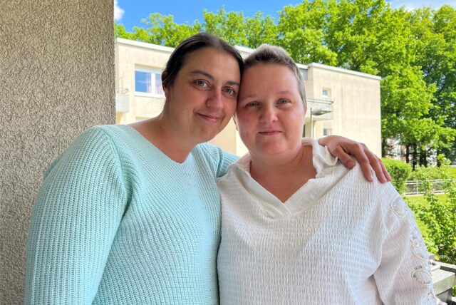 Aneta Smutek umarmt Sarah Seng