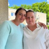 Aneta Smutek umarmt Sarah Seng