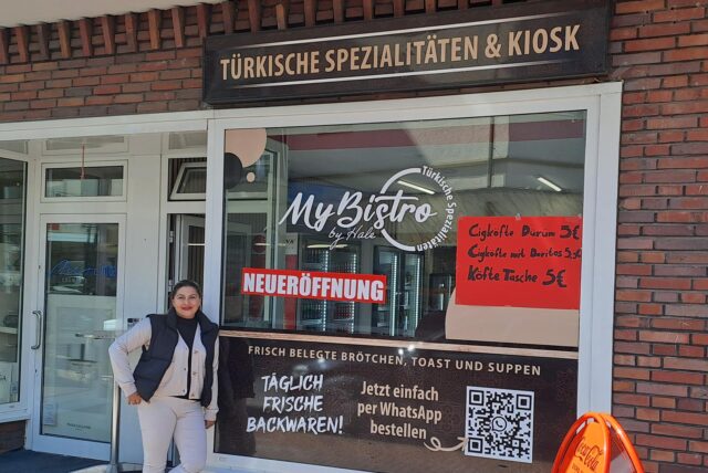 Besitzerin Hale Yildirim (40) vor ihrem neuen Café