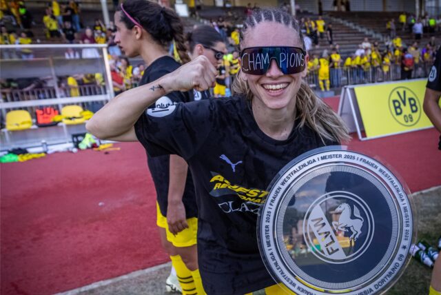 Die Spielerinnen von Borussia Dortmund feiern den Aufstieg in die Regionalliga.