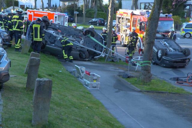 Die Folgen des heftigen Crashs vom 7.4.25 in Lütgendortmund: Das Unfallauto landete auf der Seite, ein parkendes Auto auf dem Dach.