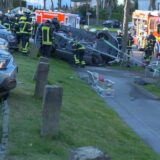 Die Folgen des heftigen Crashs vom 7.4.25 in Lütgendortmund: Das Unfallauto landete auf der Seite, ein parkendes Auto auf dem Dach.