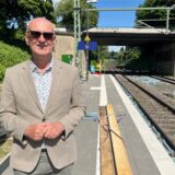 Carsten Löcker steht mit Sonnenbrille am Bahnsteig.
