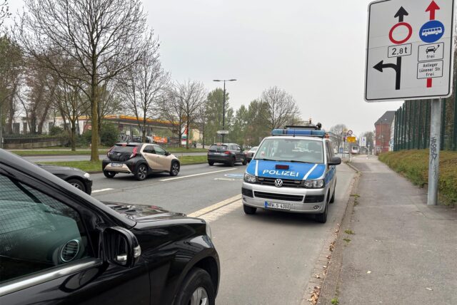 Die Polizei Dortmund kontrolliert auf der Brackeler Straße ein schwarzes Auto.