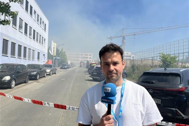 Reporter Martin Bytomski steht vor der Einsatzstelle der Feuerwehr in der südöstlichen Dortmunder Innenstadt.