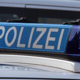 Die Sirene eines Streifenwagens mit dem Schriftzug „Polizei“.