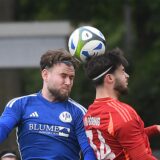 Der VfB Habinghorst (blaues Trikot) entschied die Partie beim DSC Wanne II erst spät.