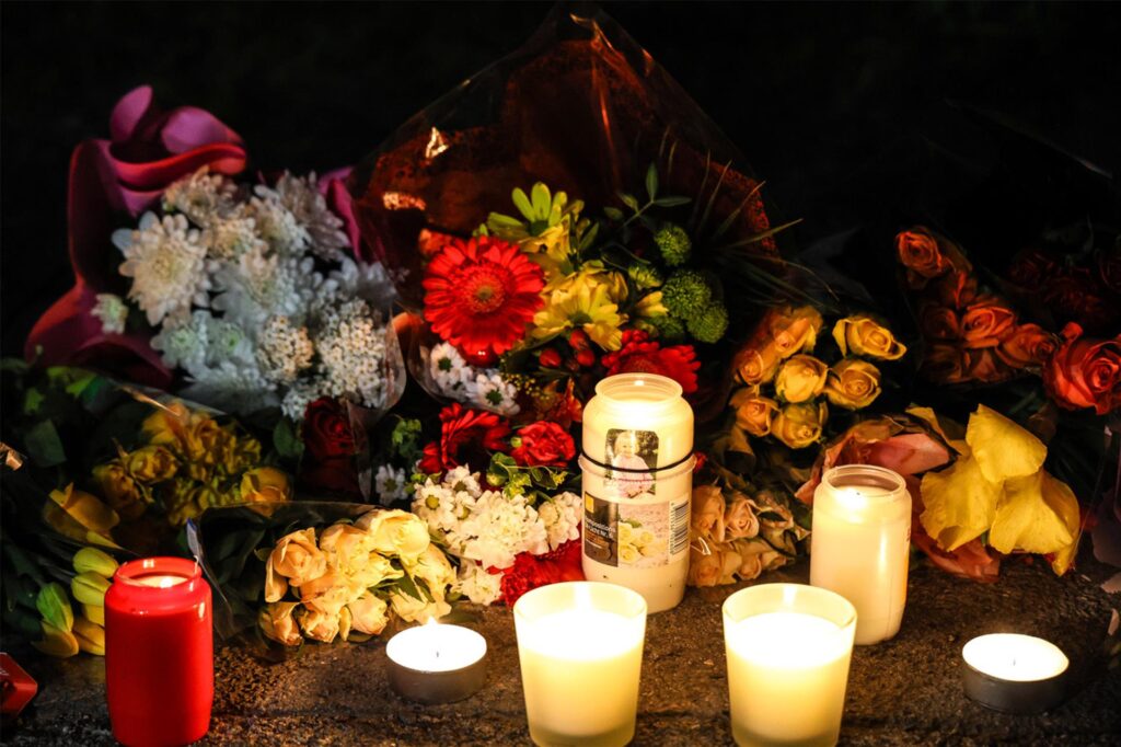 Am Spielplatz am Papenbusch in Menden erinnert ein Meer aus Kerzen und Blumen an die tödliche Messerattacke.