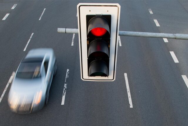 Eine rote Ampel leuchtet an einer Kreuzung. (Symbolbild)