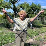 Topfit und beweglich: Marianne Kupczyk nimmt fürs Foto in ihrem geliebten Kleingarten bereitwillig die Wanderstöcke in die Hand.
