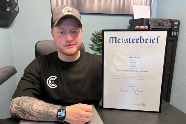 Jordan Cassel und sein Meisterbrief an seinem Schreibtisch im Büro in der Ewaldstraße in Herten-Süd.
