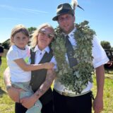 Schützenkönig Philipp I. Jagdberg feiert zusammen mit seiner Königin Mirja Jagdberg und ihrer Tochter.