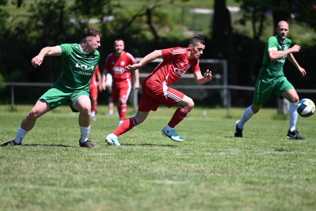 8:2 schlägt GW Erkenschwick II (grüne Trikots) das Team von Kültürspor Datteln II und wahrt die Chance auf den Aufstieg.