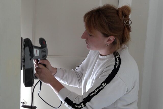 Verena Schoenrock renoviert ihr Waltroper Haus. Hier mit dem Schwingschleifer.