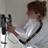 Verena Schoenrock renoviert ihr Waltroper Haus. Hier mit dem Schwingschleifer.