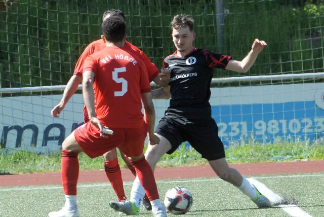 Der TuS Holzen-Sommerberg im Duell gegen den VfL Hörde.