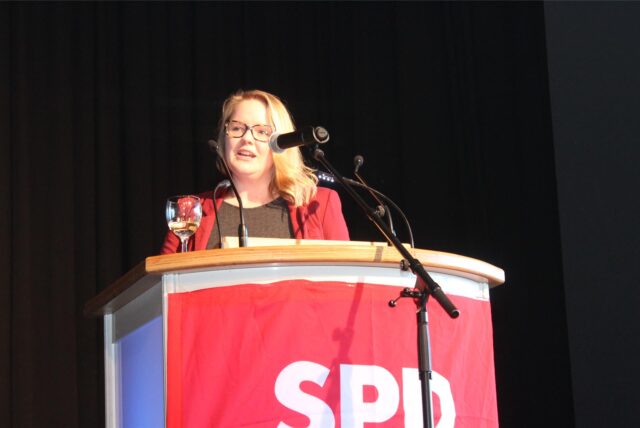 Archivbild zeigt die SPD-Landtagsabgeordnete Lisa Kapteinat auf einer Bühne. Sie vertritt den Wahlkreis Recklinghausen IV (Waltrop, Castrop-Rauxel, Teile Dattelns) im NRW-Landtag.