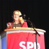 Archivbild zeigt die SPD-Landtagsabgeordnete Lisa Kapteinat auf einer Bühne. Sie vertritt den Wahlkreis Recklinghausen IV (Waltrop, Castrop-Rauxel, Teile Dattelns) im NRW-Landtag.