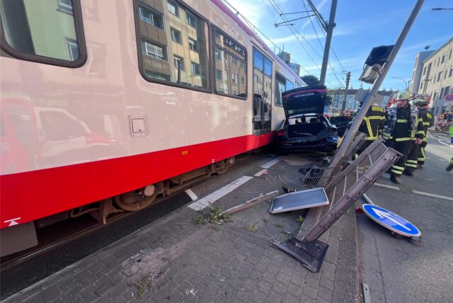 Ein Pkw ist in Dortmund mit einer Stadtbahn kollidiert.