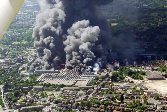 Eine riesige Rauchwolke steigt am 13.05.2000 aus der Feuerwerksfabrik in der niederländischen Grenzstadt Enschede auf.