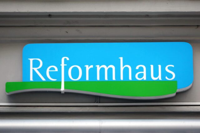 Das Logo von Reformhaus hängt über einer Filiale.