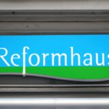 Das Logo von Reformhaus hängt über einer Filiale.