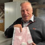 Rüdiger Tiaden (62) von DSW21 zeigt ein typisches Fundstück in Bussen: Bluetooth-Kopfhörer.