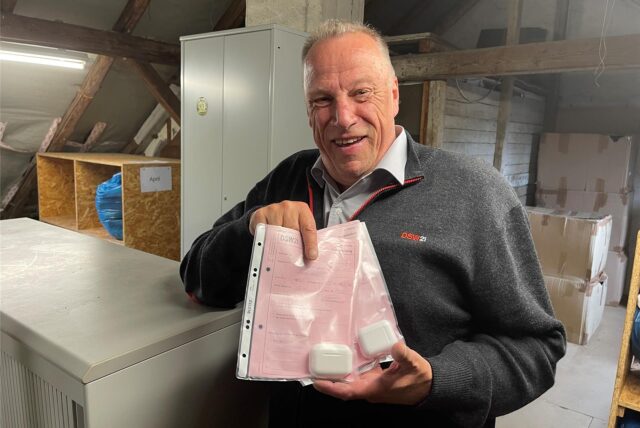 Rüdiger Tiaden (62) von DSW21 zeigt ein typisches Fundstück in Bussen: Bluetooth-Kopfhörer.