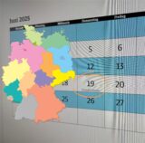Eine Deutschland-Karte mit unterschiedlich eingefärbten Bundesländern ist vor einem Kalenderblatt für Mai 2024 zu sehen, auf dem der 30. Mai (Fronleichnam) eingekreist ist.