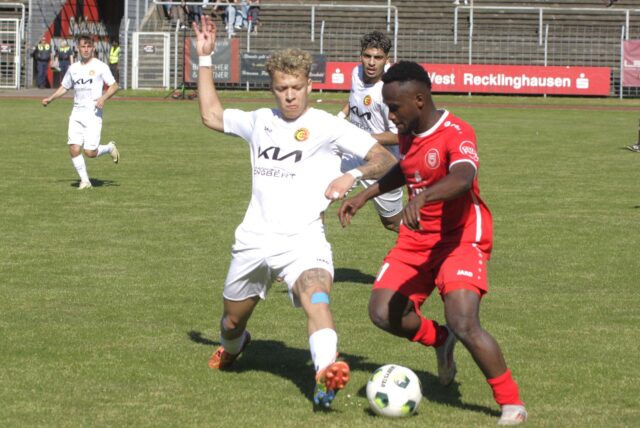 Für Nils Da Costa Pereira (vorn, links) und die Spvgg. Erkenschwick geht es am Mittwochabend zum Aufsteiger VfL Bochum.
