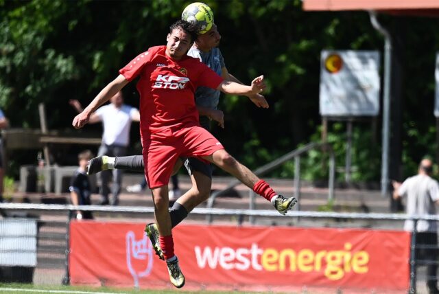 Denis-Gabriel Frij von der Spvgg. Erkenschwick (U19) im Kopfballduell gegen einen Spieler von SV Horst-Emscher.