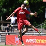 Denis-Gabriel Frij von der Spvgg. Erkenschwick (U19) im Kopfballduell gegen einen Spieler von SV Horst-Emscher.