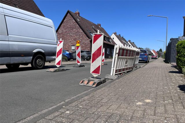 Baken und Schranken in rotweiß stehen bereit in der Feldmark in Herten-Scherlebeck.