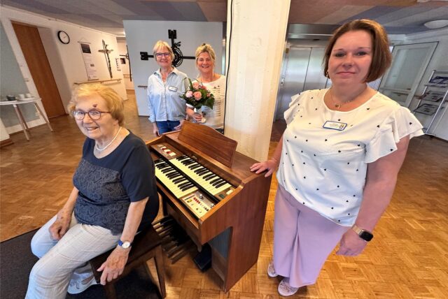 Gespendete Orgel für ein Altenheim und Mitarbeiter.