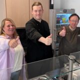 Das Team „Schnitzeljäger“: Jasmin Mika, Maurice Simon und Michael Kellner (v.l.)  steht in den Räumen der Diakonie in Recklinghausen