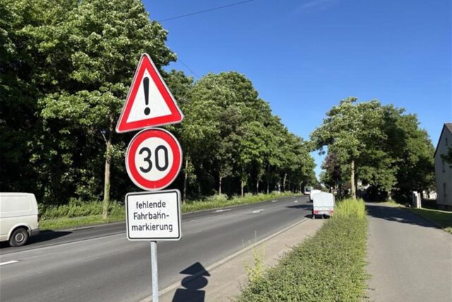 Ein Tempo 30-Schild an der Groß-Erkenschwicker-Straße in Oer-Erkenschwick. Darunter steht: „Fehlende Fahrbahnmarkierung“.