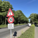 Ein Tempo 30-Schild an der Groß-Erkenschwicker-Straße in Oer-Erkenschwick. Darunter steht: „Fehlende Fahrbahnmarkierung“.