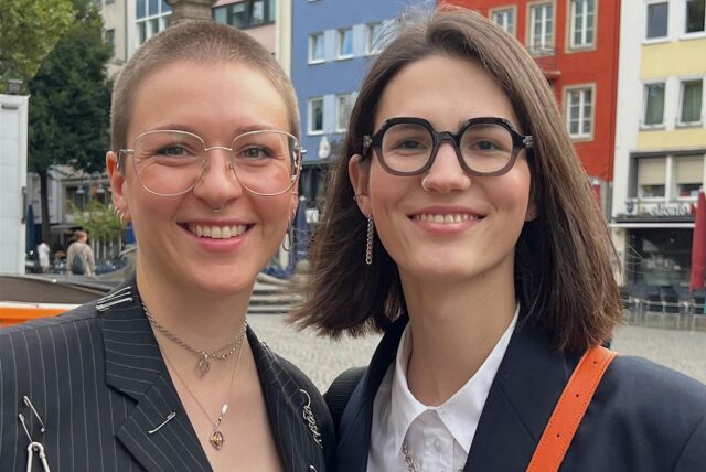 Jil Wollmann und Jana Steinmann stehen in ihrem Geschäft an der Hohe Straße.