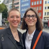 Jil Wollmann und Jana Steinmann stehen in ihrem Geschäft an der Hohe Straße.