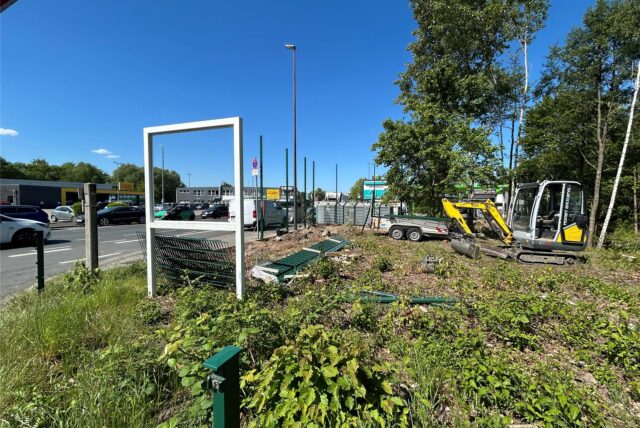 Vier Meter hoch soll der neue Zaun hinter den Müllcontainern an der Herner Straße in Castrop-Rauxel werden.