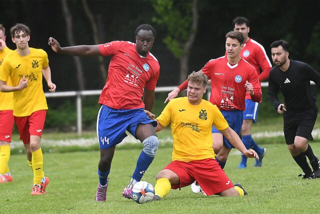 Der FC Castrop-Rauxel (rotes Trikot) und Mengede 08/20 sind in der Bezirksliga 10 in Lauerstellung, denn der FC Altenbochum scheint zu wanken.